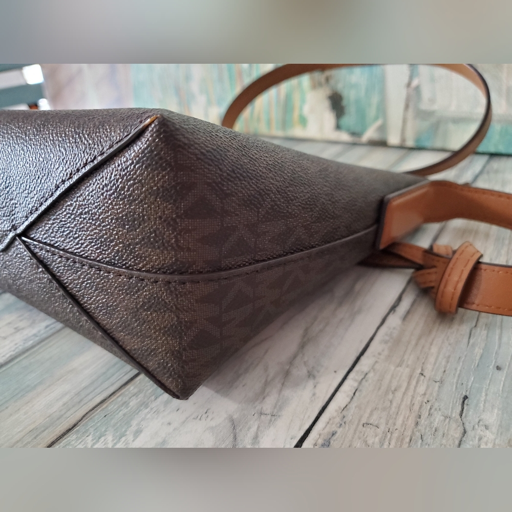 ***SOLD***MICHAEL KORS MK JET SET TRAVEL CROSSBODY LITE-WEIGHT BAG - Picture 5 of 11